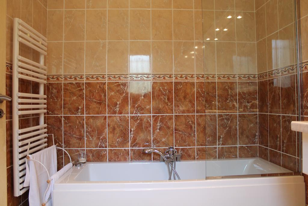 La Maison De Jenny Bed and Breakfast Montauroux Δωμάτιο φωτογραφία